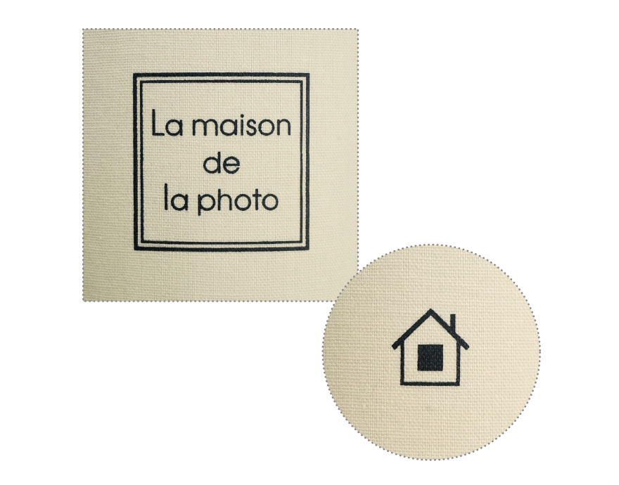  背表紙にはフランス語で”写真のおうち”という文字とイラストが入っています