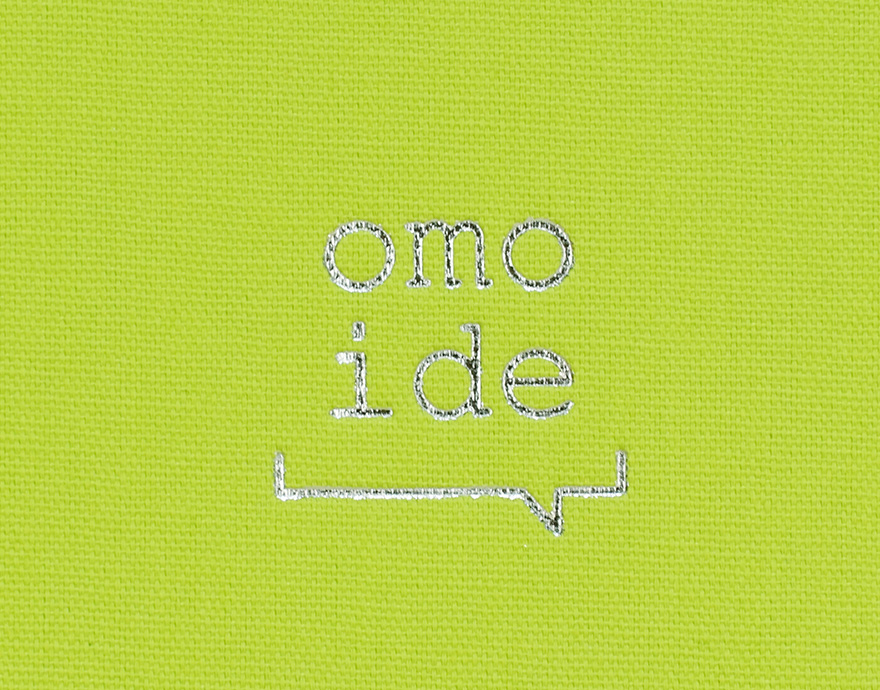  表紙にはシルバーの箔押しが施されています