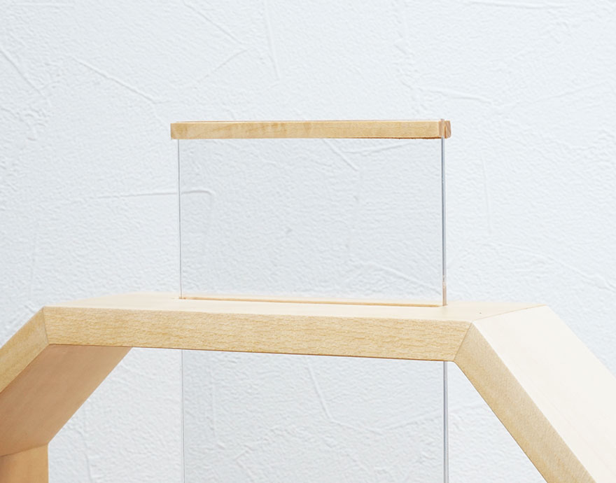  アクリル板は本体の上部の穴に差し込んでください