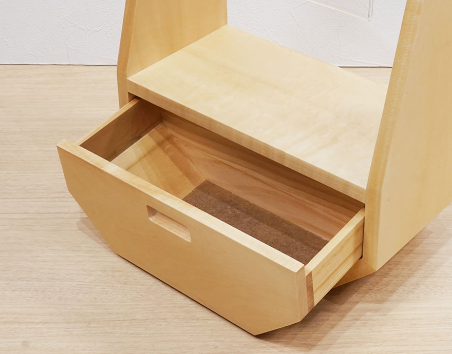  小物が収納できる引き出し付き